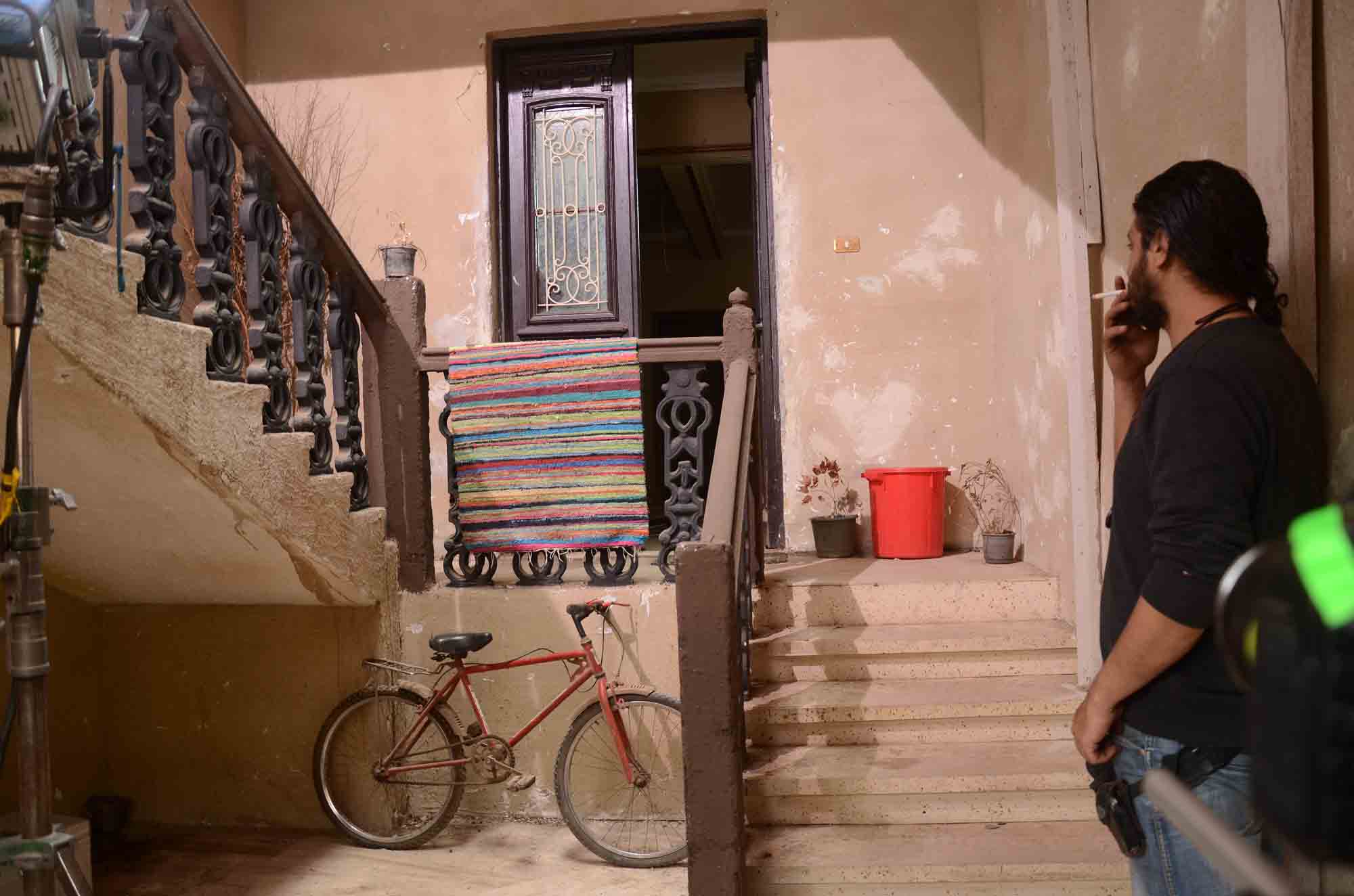 كواليس ديكور البيت في فيلم بوسي كات